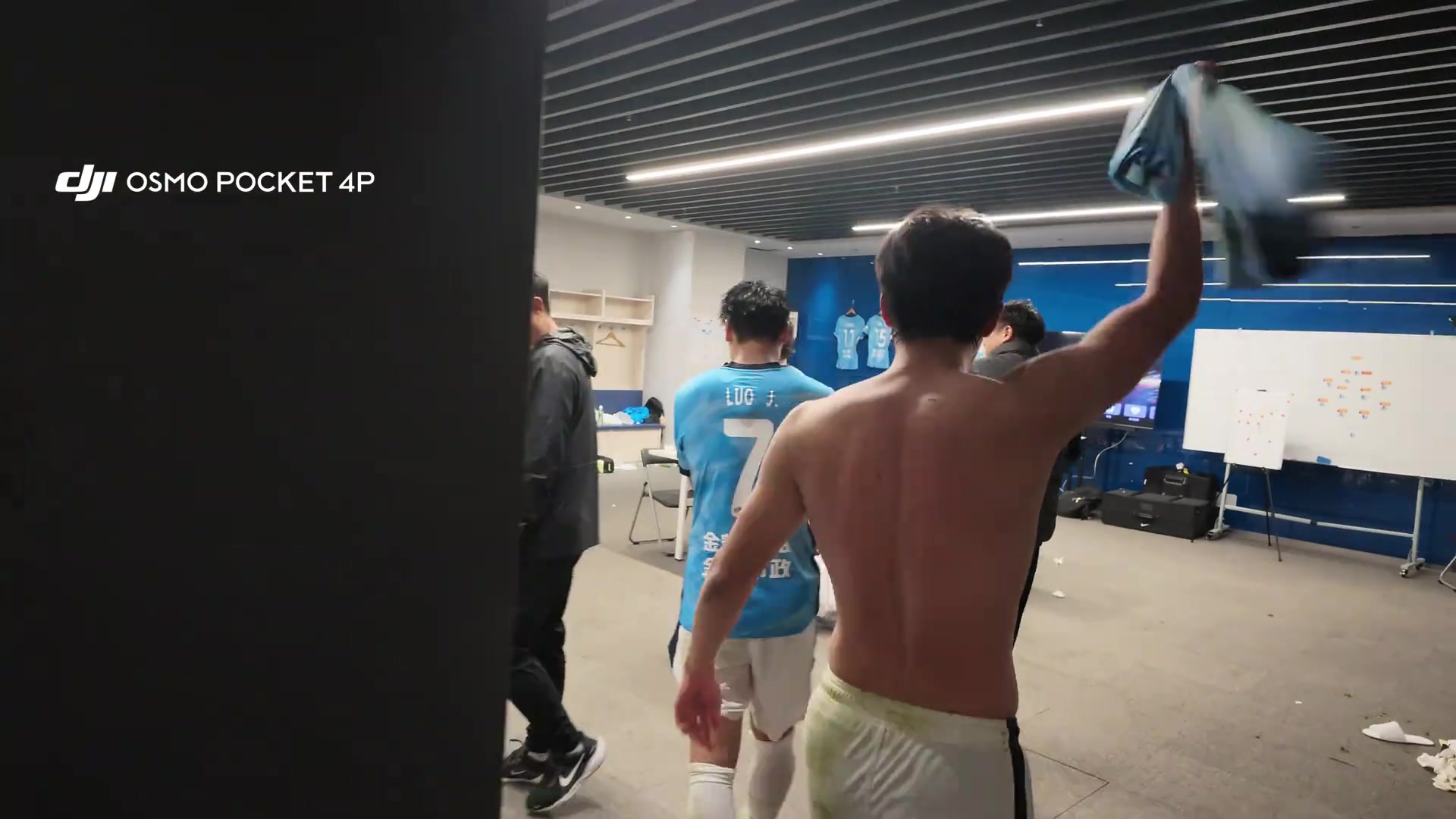 疯狂庆祝!大连球员更衣室脱衣打翻水瓶,有人喊“李国旭”牛X