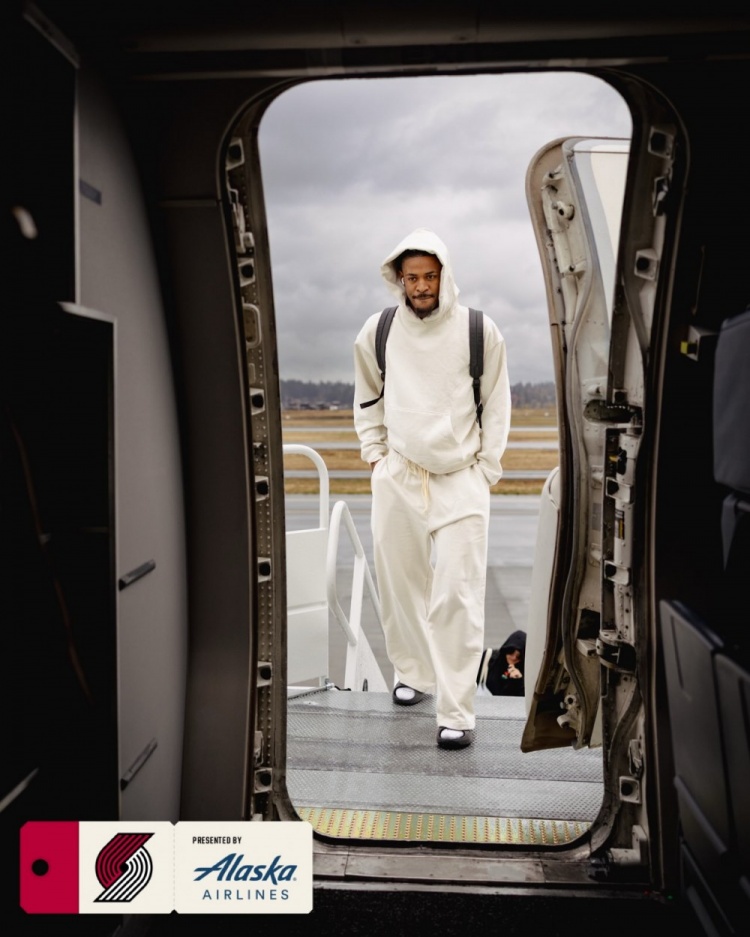 机长视角~开拓者官方晒球员登机前往LA照片：杨瀚森未能入镜